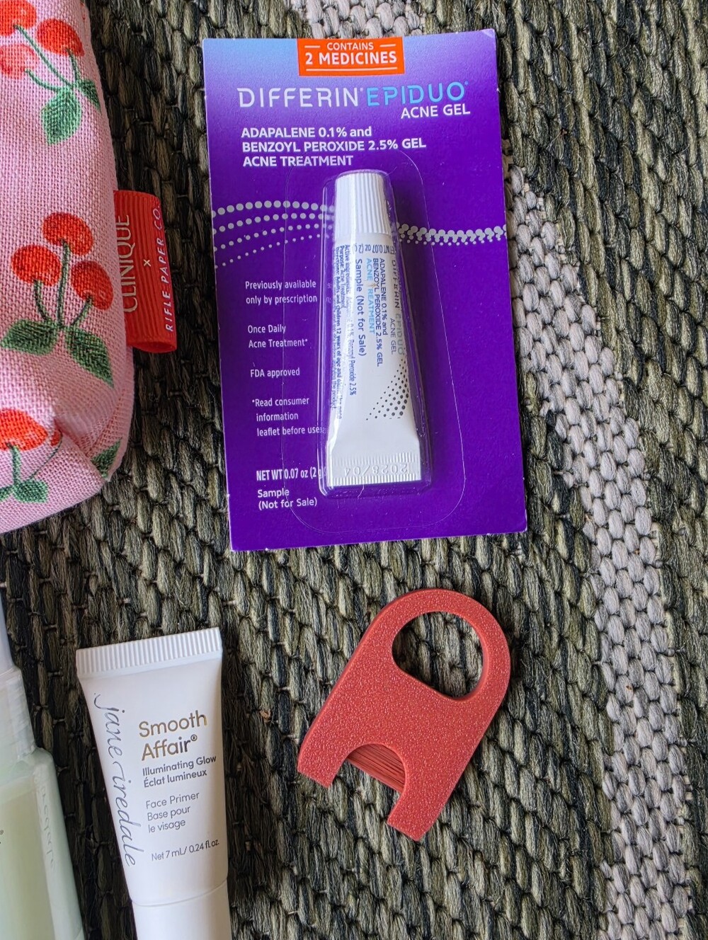 Makeup Bag & Sample Bundle - Picture 4 of 7